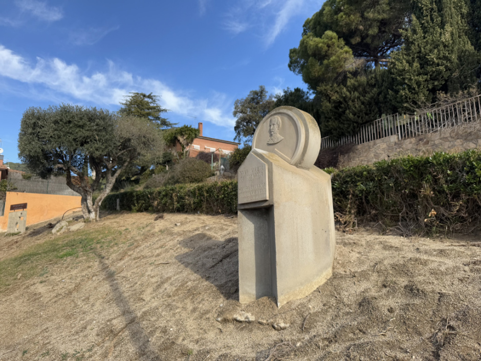 Monument a la Creu Roja. Vista general. 