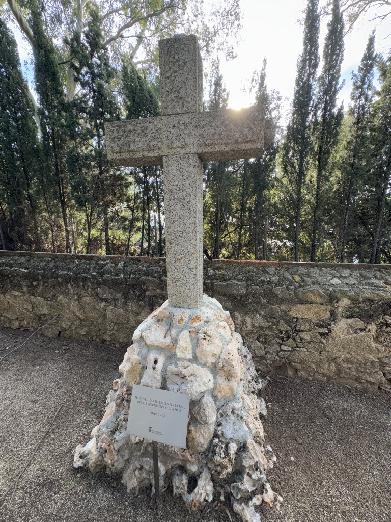 Creu commemorativa posada per l'Ajuntament.