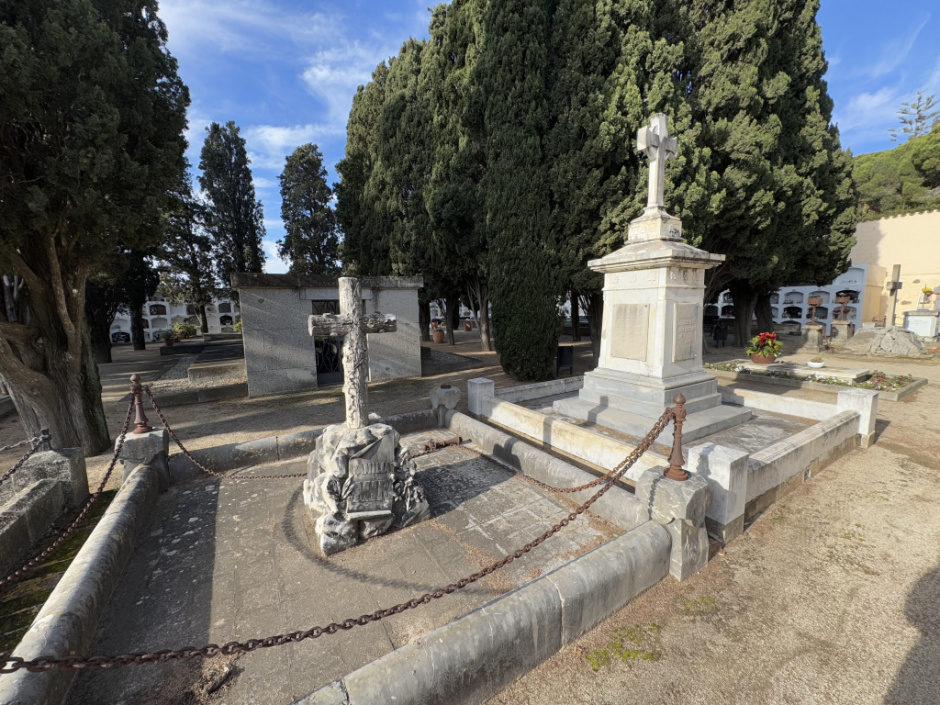 Cementiri de Sant Vicenç de Montalt. Detall d'alguns dels panteons. 