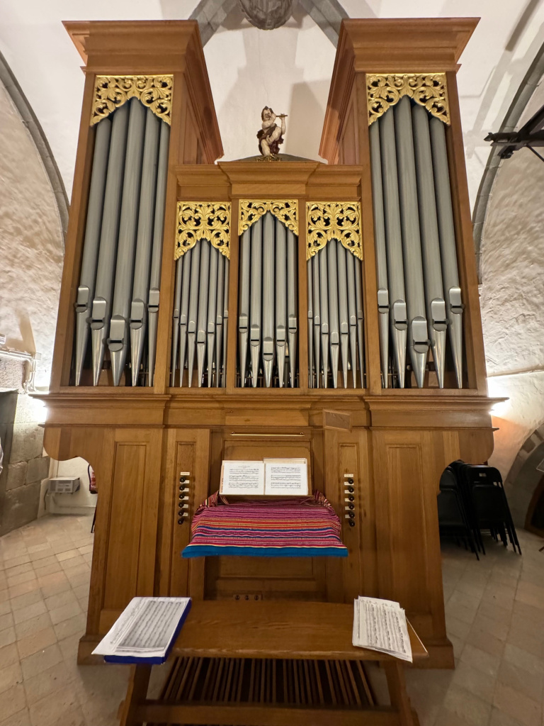 Façana de l'orgue, composta generalment per una gran caixa que emmarca diverses agrupacions de tubs en seccions i altituds. 