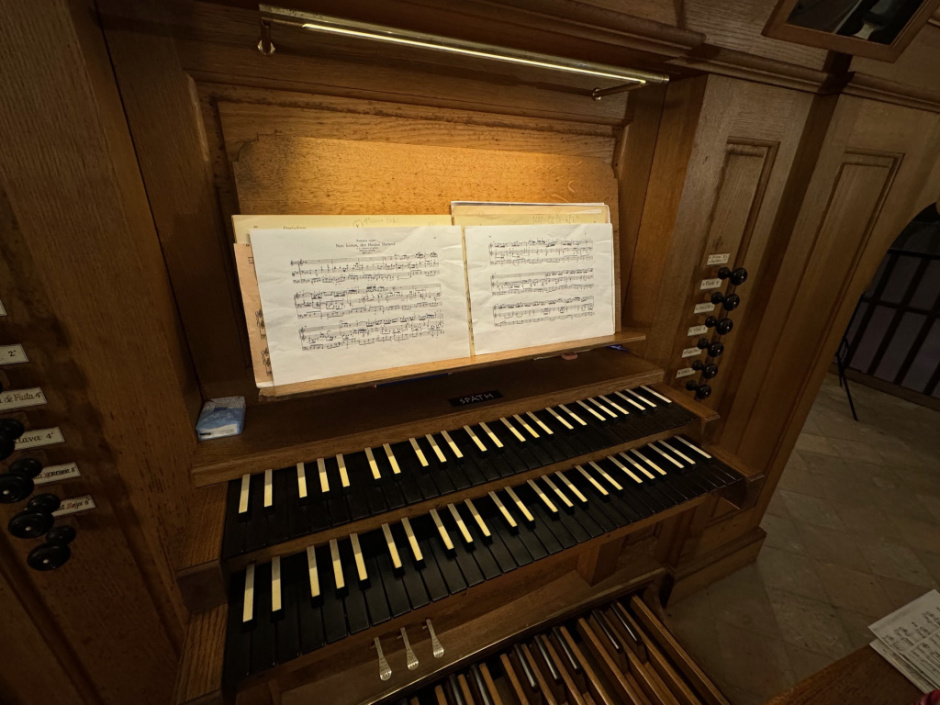 Detall de la consola amb dues fileres de teclats manuals, pedals, a més dels tiradors o plaquetes de registre que corresponen als diferents timbres o nombre de jocs que té l’instrument. 