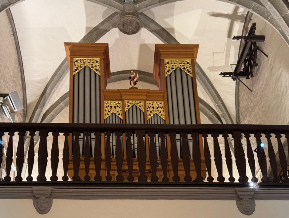 Vista general de l'orgue ubicat al cor de la nau central. 