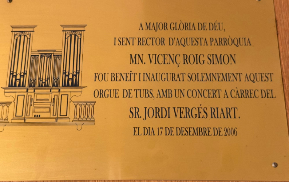 Placa amb la data d'inauguració. 