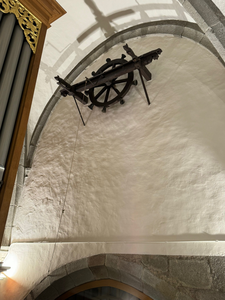 Carilló manual collat a la paret de tramuntana de la nau central. 