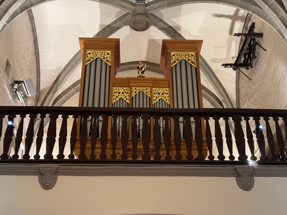 Vista general de l'orgue i a mà dreta, el carilló.