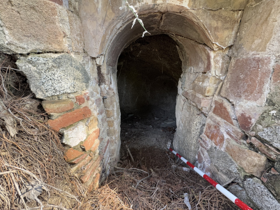 Vista de l'entrada amb els muntants i la volta. 