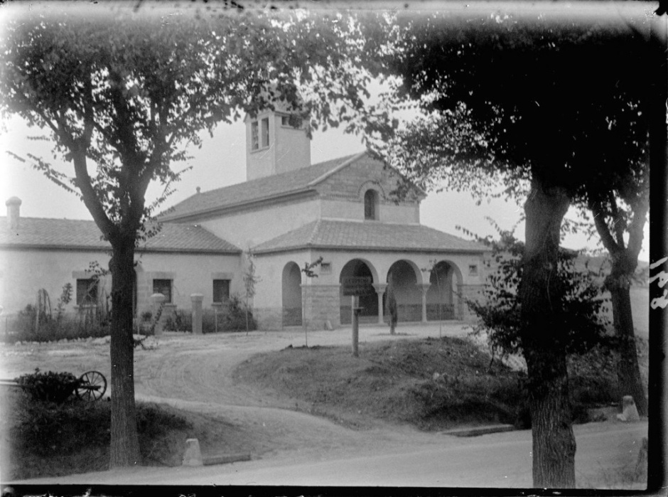 Imatge històrica de l'església on apareix l'entrada i la construcció adjunta. Font: Fons Fotogràfic de la Diputació de Barcelona