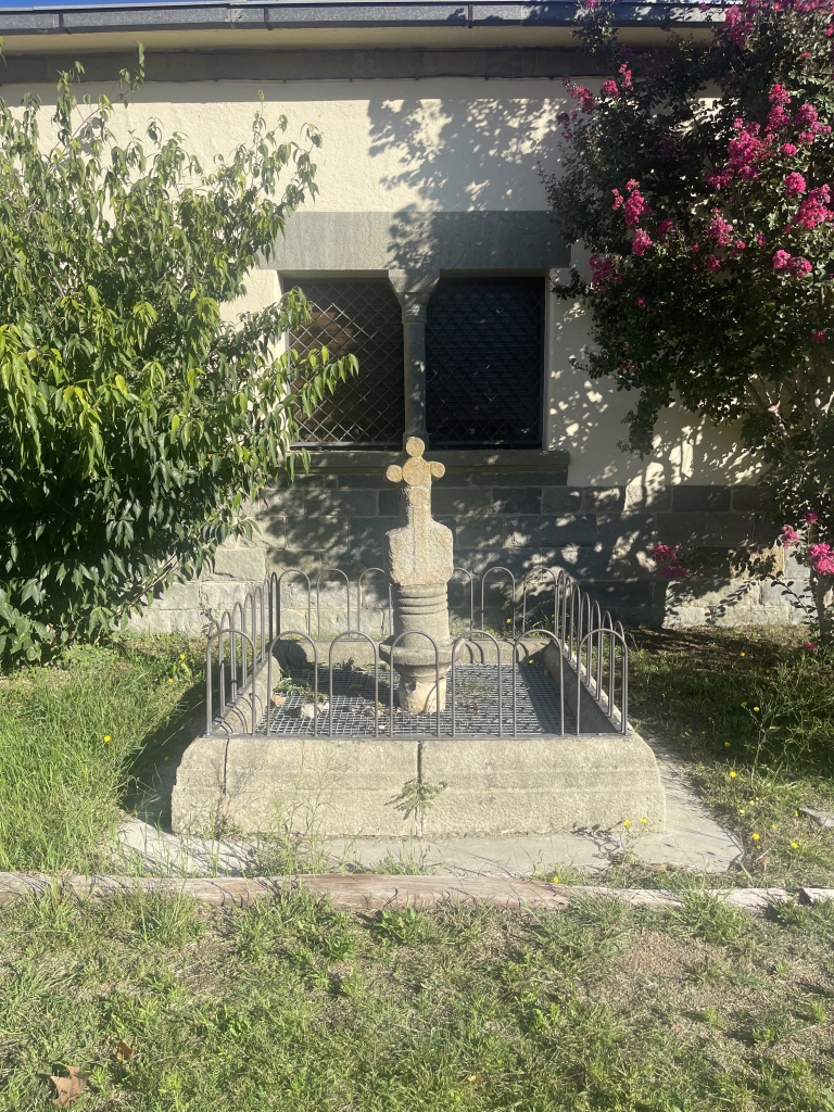 La creu de pedra que hi ha al costat de l'església nova. Font: Fotogragia pròpia