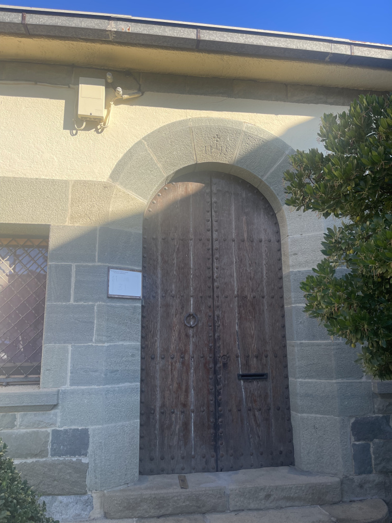 Porta lateral de l'església amb detalls de forja. Font: Fotografia pròpia.