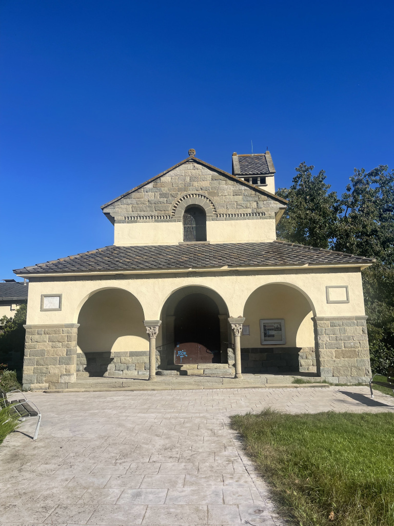 Part frontal de l'església nova. Es pot veure l'atri de l'entrada amb les tres arcades. Font: Fotografia pròpia.