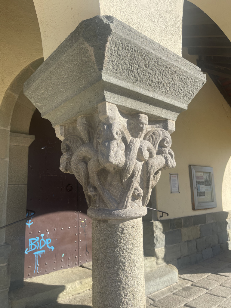 Capitell de pedra amb motius vegetals i antropomorfes. Font: Fotografia pròpia.