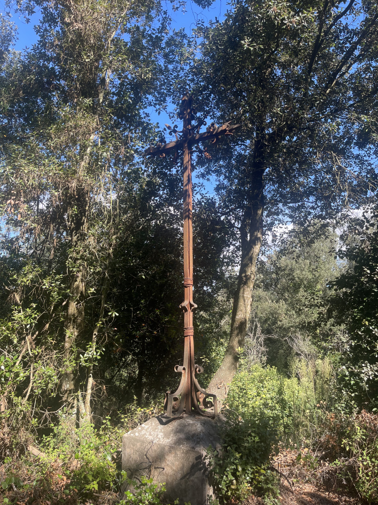 Imatge de la Creu d'en Catafau i la base. Font: Fotografia pròpia