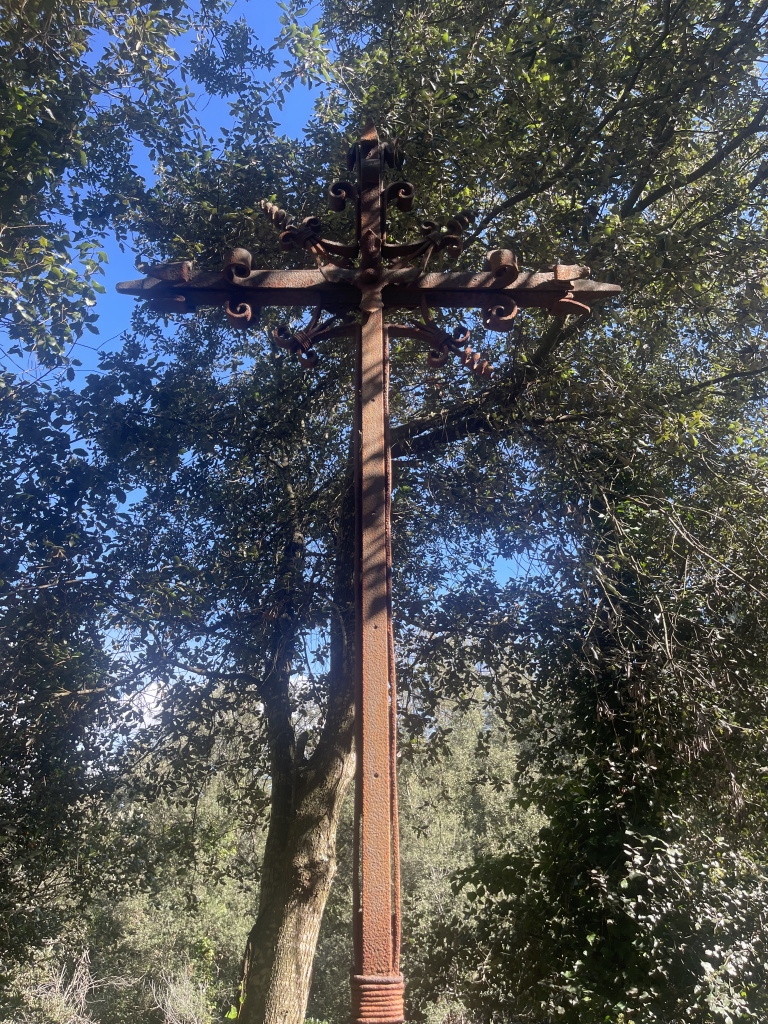 Imatge frontal de la Creu amb la vista de les forges als braços laterals. Font: Fotografia pròpia