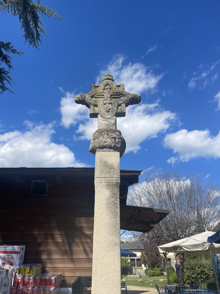 Imatge de la Creu de terme de Vilalba Sassera. Visió frontal amb el fust en primera instància. Font: Fotografia pròpia