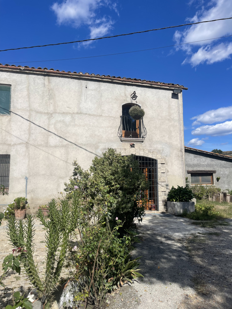 Imatge d'una de les finestres de la façana principal de la masia. Font: Fotografia pròpia