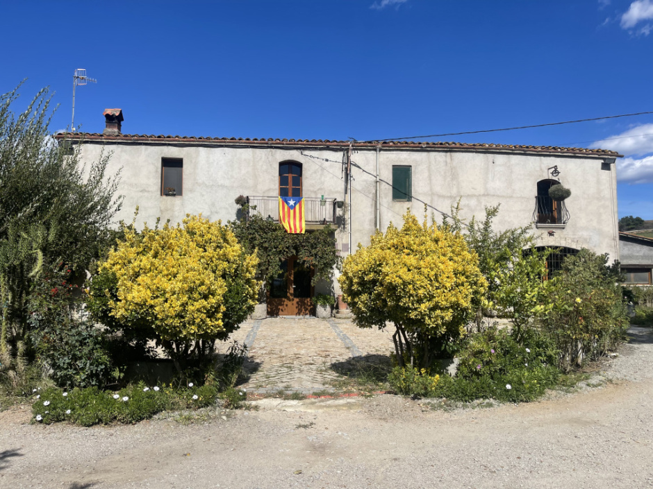 Imatge de la façana de Can Solà Nou amb el balcó principal de la masia. Font: Fotografia pròpia