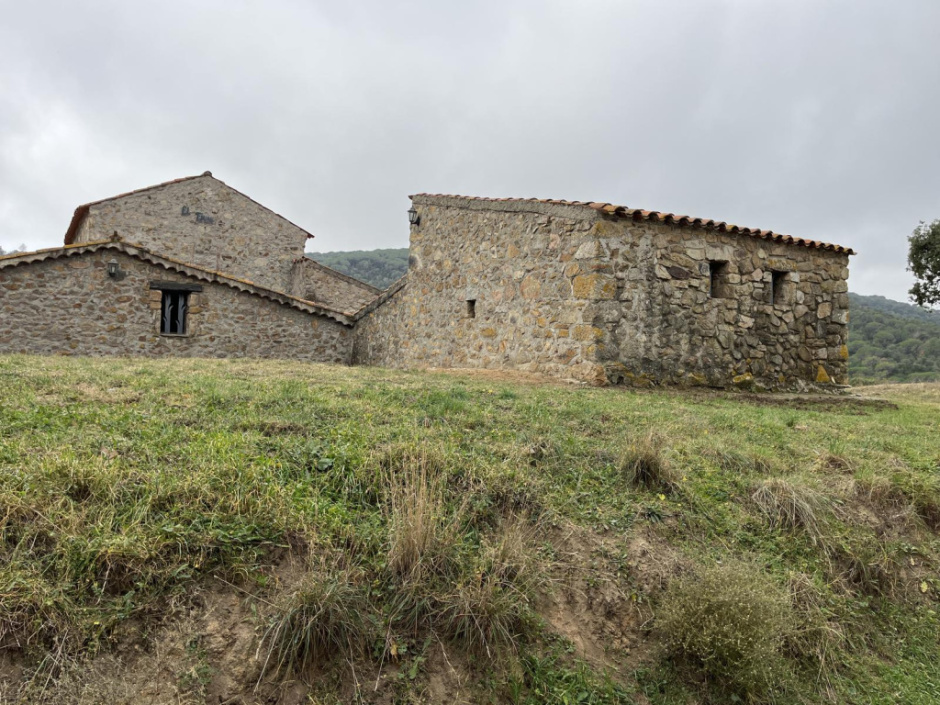 Imatge del conjunt d'edificis que formen part de la masia el Trull. Font: Fotografia pròpia