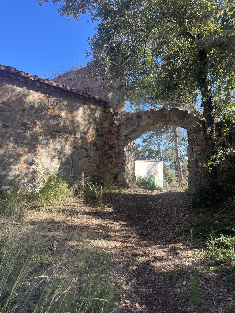 Vista de l'arc que donava entrada a un dels habitatges del nucli de Trenta passes. Font: Fotografia pròpia.