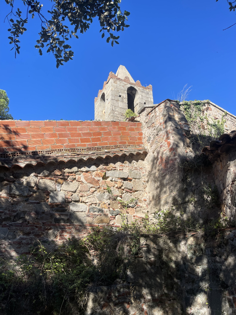 Construcció que es troba unida a una de les parets posteriors de l'església vella. Font: Fotografia pròpia.
