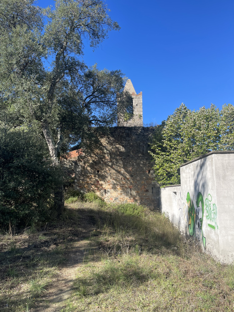 Espai ocupat antigament per construccions i habitatges de l'antic nucli de Trentapasses. Font: Fotografia pròpia.