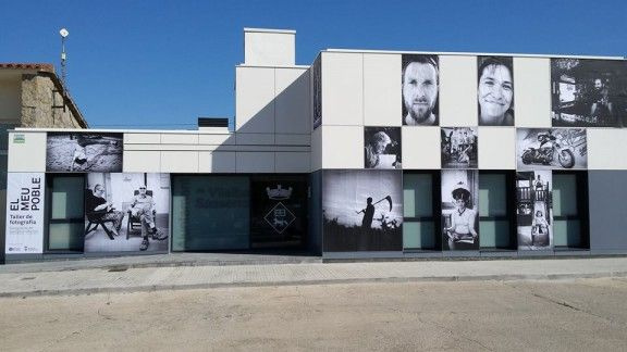 Imatge frontal de l'edifici de l'ajuntament de Vilalba Sasserra. Font: Fotografia pròpia