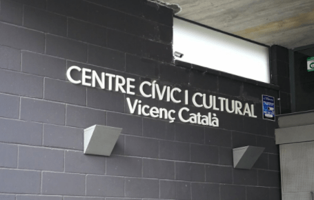 Imatge de l'entrada del Centre cívic i cultural Vicenç Català. Font: Fotografia pròpia