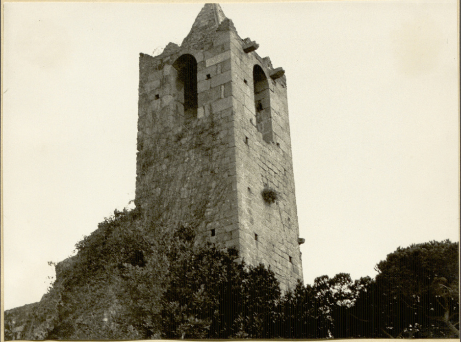 Vista del campanar de l'Església Vella de Santa Maria de Vilalba (1922). Font: Antoni Homs i Ferrés. Col·lecció del Catàleg Monumental del SCCM (1922)