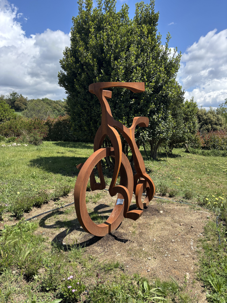 Imatge lateral de l'escultura. Font: Fotografia pròpia