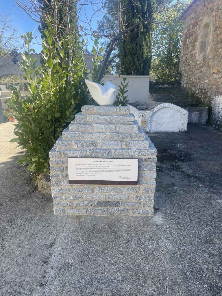 Escultura de Rosa Serra dedicada a l'espai de dol gestacional. Font: Fotografia pròpia.