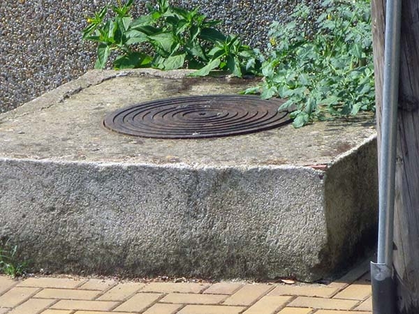 Imatge del dipòsit a on s'hi troba la fixació de terme dels quatre pobles.