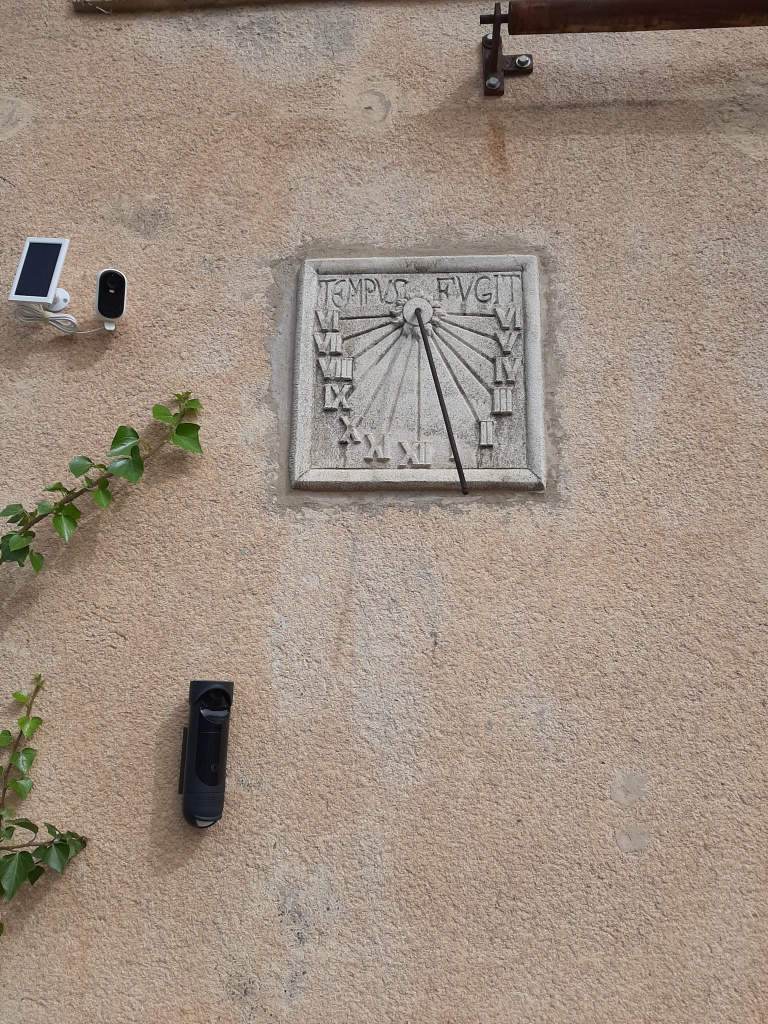 Rellotge de sol de la terrassa del primer pis de l'edifici principal. Fotografia: 2025