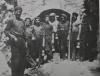 Grup de miners davant la mina del "Fava". SOLER i RIBA, Ramon i ORIOLA i CASÒLIVA, Josep (1997), Relleu fotogràfic de les mines del Berguedà, Berga, pàg. Cessió de les imatges de Josep Oriola i Casòliva.